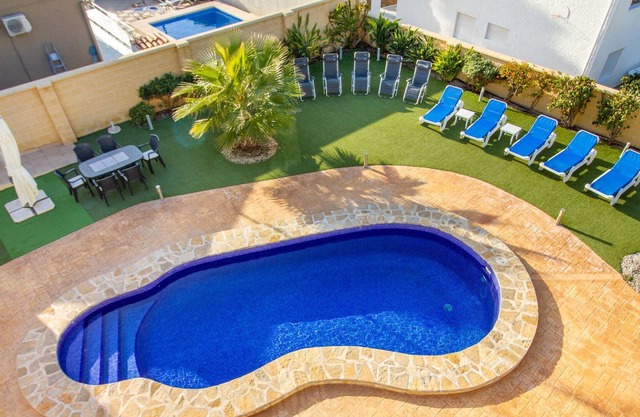 Welcome to this urban villa, located in a quiet residential area in L?Albir, an excellent base for a
