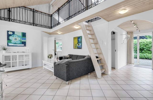 Welcome to this striking cottage with exciting room distribution and high ceiling.