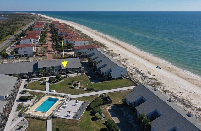 Welcome to Sea Glass 💎1 Bed, 1 Bath, Sleeps 4. Close to beach, pool access.