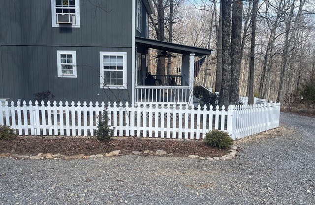 Welcoming 3-bedroom cabin with AC in Gaylesville