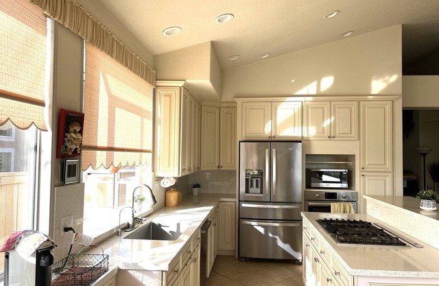 Welcoming 3bd/2ba one story, 20 min dtown/beach, Sunset view, quiet neighborhood