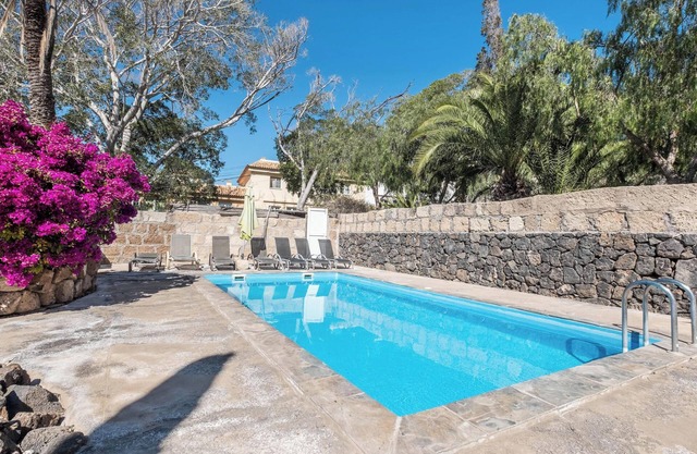 Welcoming Apartment “Flamboyán” with Sea View, Pool, Wi-Fi