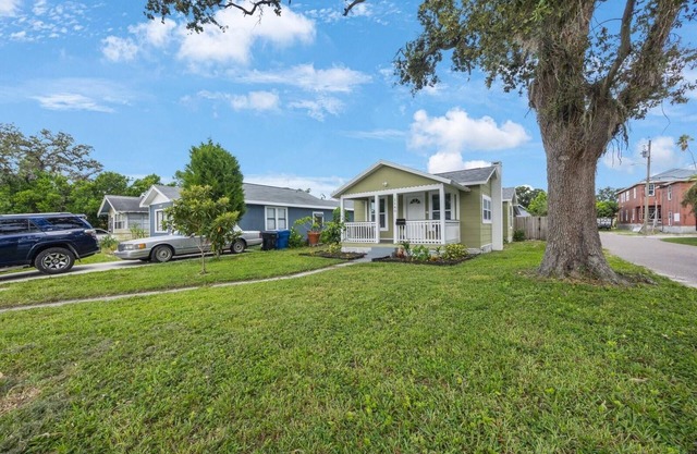 Welcoming Bungalow in Downtown St. Petersburg