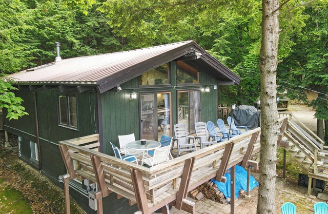 Welcoming Chalet Close to the Beach, Pet Friendly, Fire Pit, 2 Person Kayak