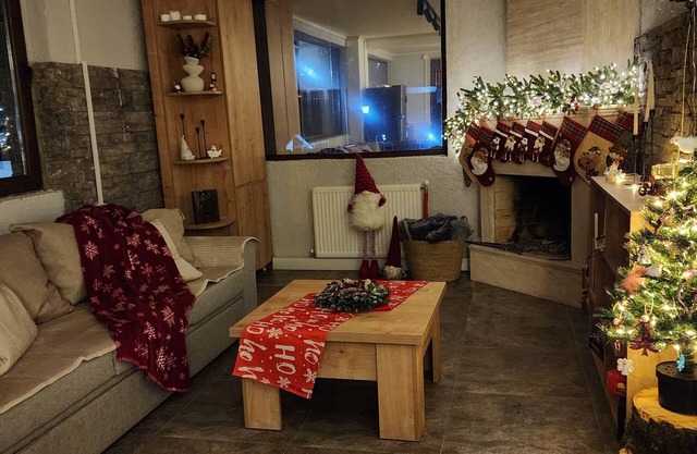 Welcoming, cosy 4-bedroom, pet-friendly cottage in Bakuriani