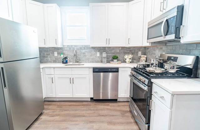 Welcoming newly refurbished 2BR unit in Newark