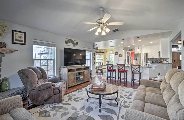 Welcoming Tehachapi Home w/Deck & Grill!