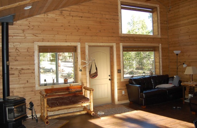 Well Appointed Cabin On Wooded Acre,close To Lakes And Trails Handicap Accessibl