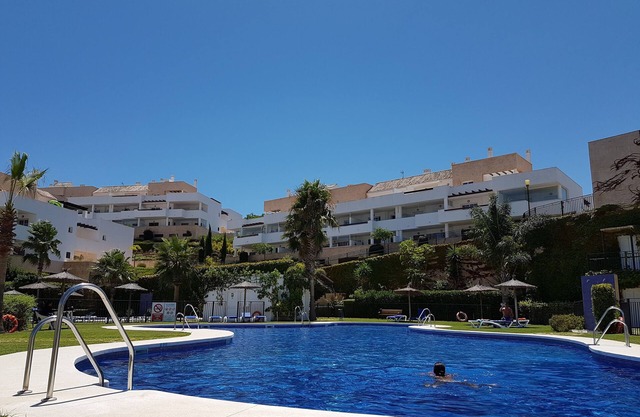 Well appointed, spacious three bedroom apartment, scenic surroundings close to golf courses
