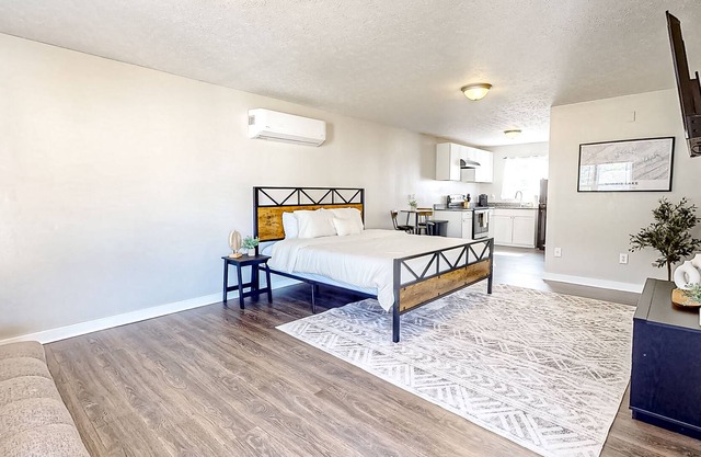 Well-equipped downtown studio with firepit, fast WiFi, streaming, BBQ, kitchen