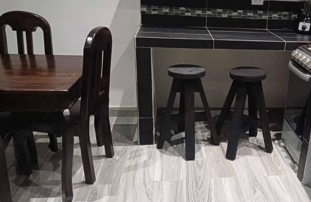 Well-equipped house, court, A/C, +Pets