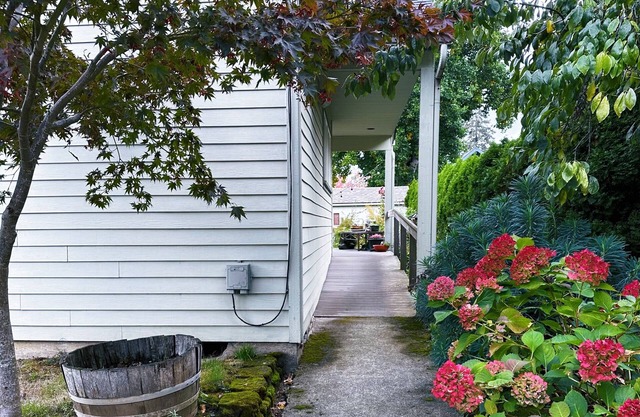 Well-furnished garden-view space. Near Mt Tabor & Hawthorne. Accessible design!
