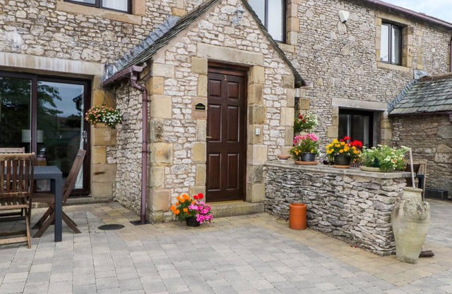 WELLGARTH COTTAGE, family friendly, with a garden in Newby