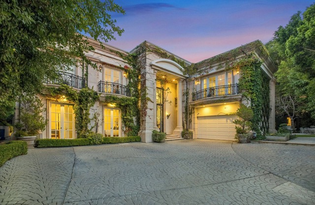 Wendover Mansion - 6BR Neoclassical BH Retreat w/Pool, Near Rodeo