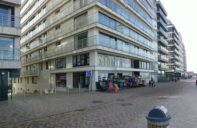 Wenduine apartment 2 bedroom seawall, prime location.