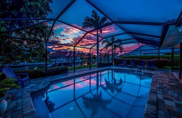 West Facing Elec Heated Pool, 2024 Tritoon rental, Walk/Bike to Bars&Restaurants