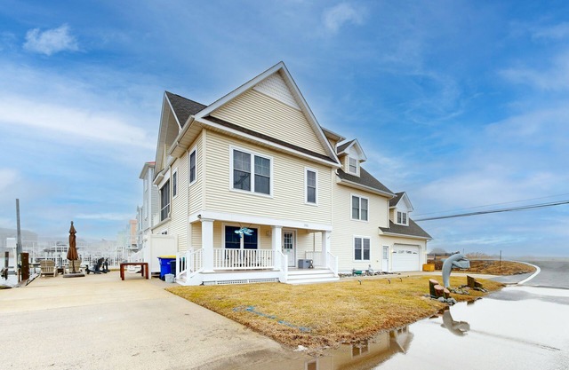 West Fenwick home w/deck, patio, firepit, balcony & grill