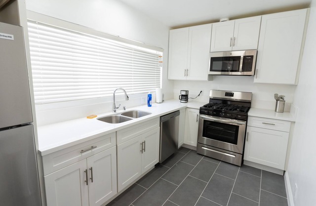 West Hollywood Condo near Melrose and Cedar-Sinai