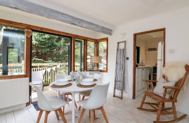 WEST ISLAND, pet friendly, character holiday cottage in Kingsbridge