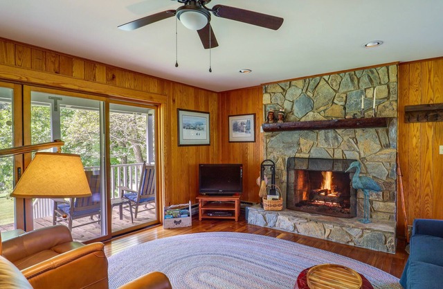 West Jefferson Riverfront Retreat w/2 Porches!