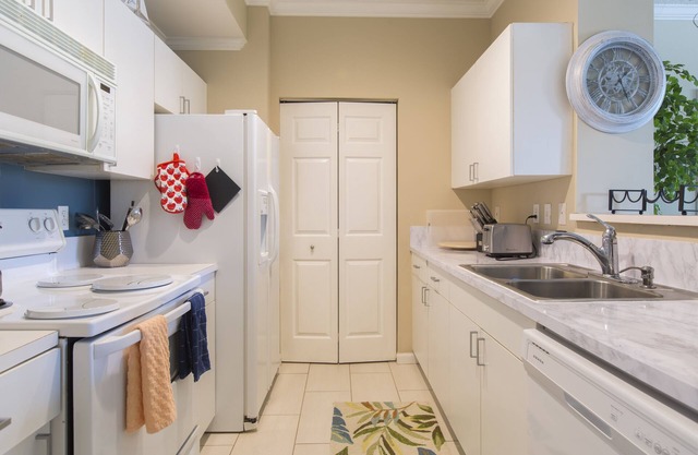 West Palm Beach stunning 2 bedroom apartment steps away from everything you need
