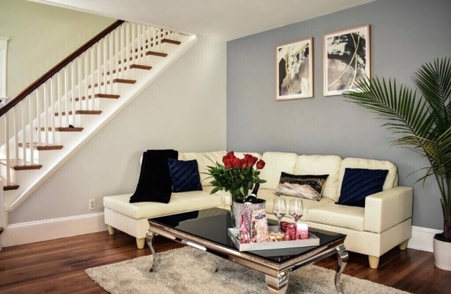 West Roxbury Retreat –Near Downtown Boston, Steps to Train & Bus, Spacious&Comfy
