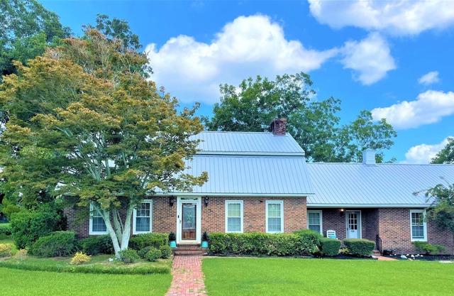 West Shore 4BR/3BA vacation home, walkable to downtown