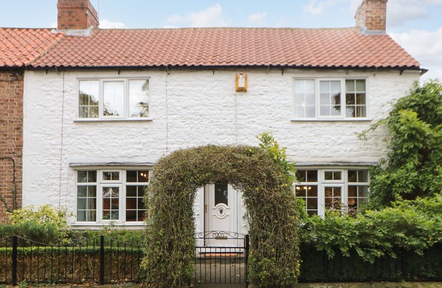 WEST VIEW, pet friendly, character holiday cottage in Ripon