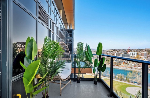 Western Dreams w River Views, 2BR, Gym, AC