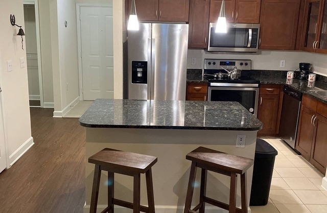 Western Meets Modern- Spacious 2Bdrm Apmnt Galleria/MedCentr/Downtown