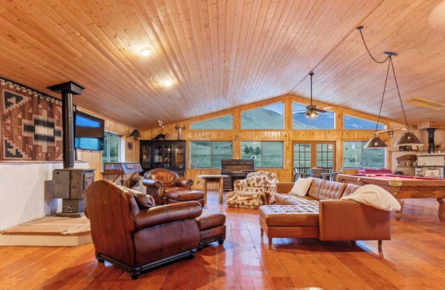 Western Ranch for Weddings, Retreats, Reunions. Two lodging units on 40 acres.