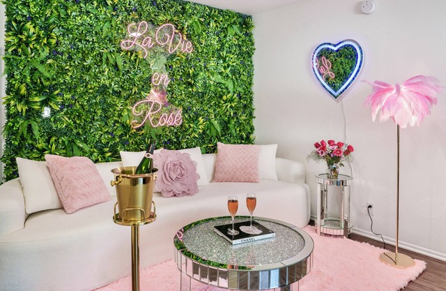 Westlake Luxury 2BR.20% Off +Pool View +Welcome Champagne, Massage Chair Getaway