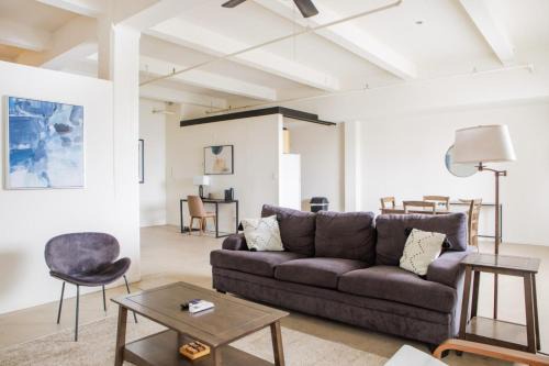 Westown 1BR Apt Near Fiserv, Baird, and Theater District