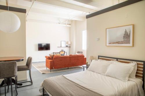 Westown Studio Apt Near Fiserv, Baird, and Theater District