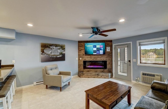 WFC Lakefront Views Family or Romance