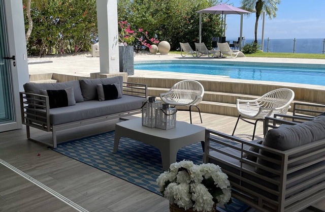 Whales view, beach house on Cliff Villamarunga