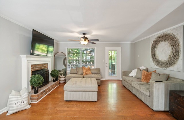 What a lovely and peaceful townhome in the charming city of Smyrna, Georgia!