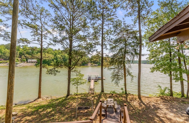 What-A-View: 4 BR, 1 BA in Crane Hill, Sleeps 10
