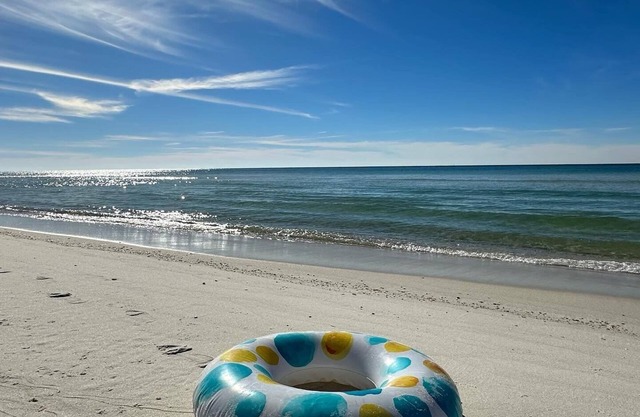 What’s Up Beach Bungalow/Fenced pool/SLEEPS 8