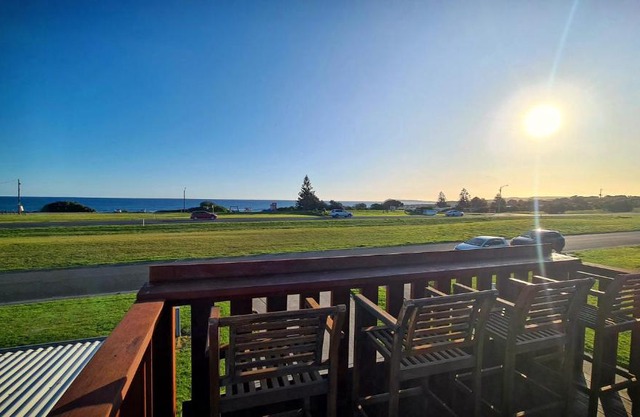 Wheel chair & Pet Friendly Waterfront Retreat, 10 minutes to Phiilip Island, fireplace, wood supplied, WIFI wine & chocolates