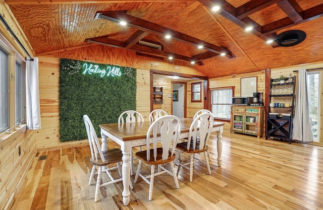 Where in the woods cabin - pet friendly - winery nearby