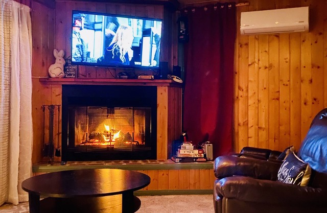 Whimsical Forest Retreat; Cozy, Pet-Friendly Cabin Near Private Lake