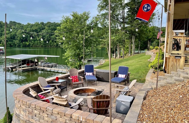 Whiskey Cove, Lakeside Fire Pit, Private Dock, Easy Water Access on Calm Cove, 5BD 2BA Sleeps 12