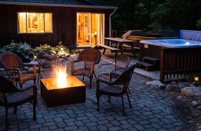 Whispering Pines CabinHot Tub, Gas Fireplace, Free Wi-Fi, Fire Pit, Master Suite