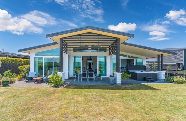 Whispering Waters - Lake Taupo Holiday Home