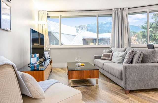 Whistler Central, 2 Min to Gondola, Free Parking/Above Bar & Club
