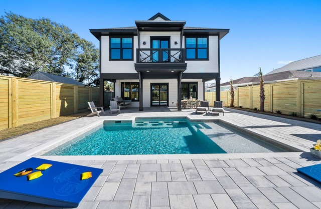 "White Heron" - Perfectly Located on the West End of Panama City Beach w/Private Pool + easy 5 minute walk to the Beach!