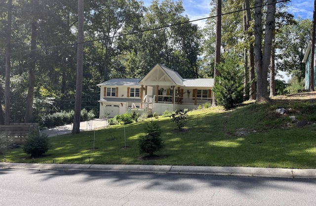 White House on a hillnPet f., close to wedding venues, Roswell, Milton & Canton.