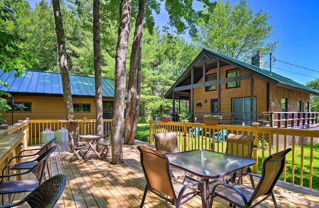 White Mountains Cottage w/ Mountain & Lake Views!