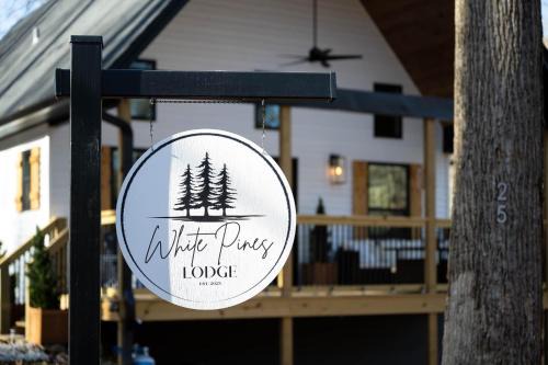 White Pines Lodge- Wooded Retreat